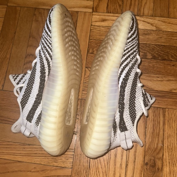 Yeezy Boost 350 V2 Zebra - Picture 4 of 7